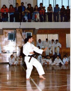1986. Daniel Spinato ejecuta kata durante una exhibición