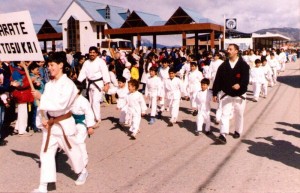 1987.-Ushuaia.-Desfile-del-12-de-octubre