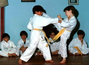 1992. Niños haciendo combate