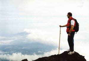 1999. Japón. Daniel Spinato en la cumbre del Monte Fuji
